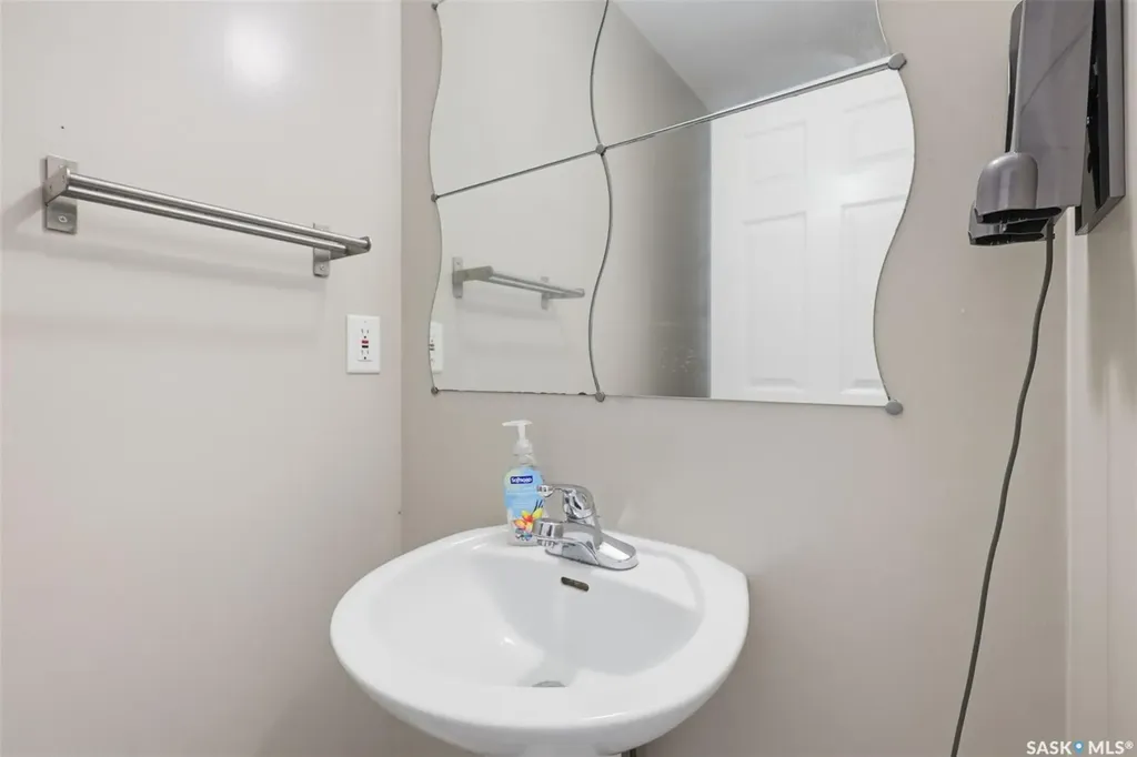 422 Blakeney Crescent Saskatoon SK S7L 7N5