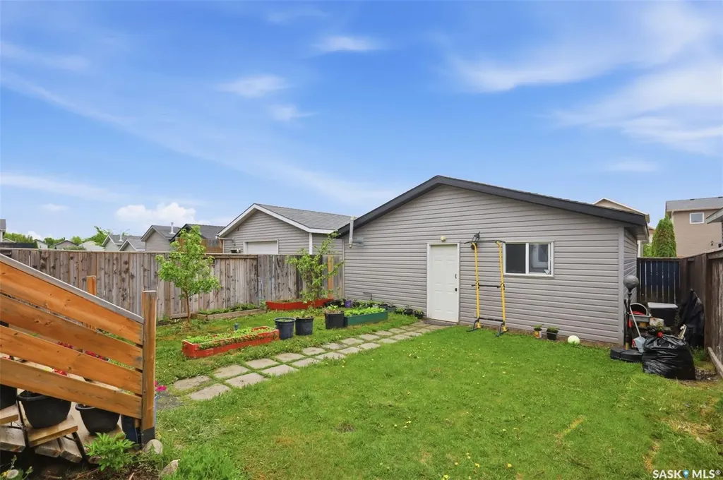 422 Blakeney Crescent Saskatoon SK S7L 7N5