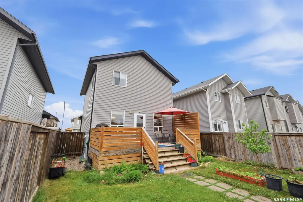 422 Blakeney Crescent Saskatoon SK S7L 7N5