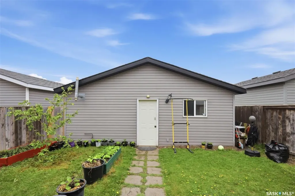 422 Blakeney Crescent Saskatoon SK S7L 7N5
