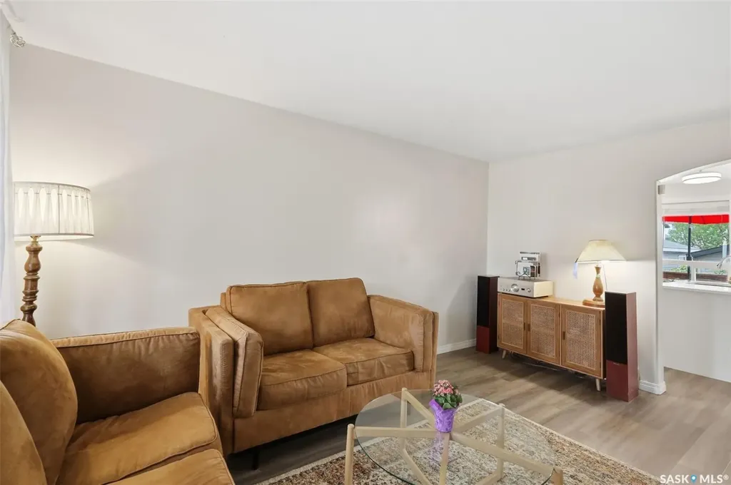 422 Blakeney Crescent Saskatoon SK S7L 7N5