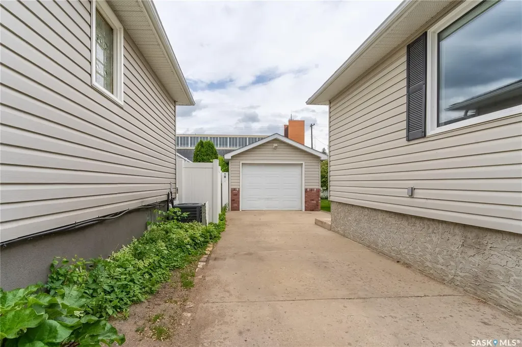 2112 York Avenue Saskatoon SK S7J 1H8