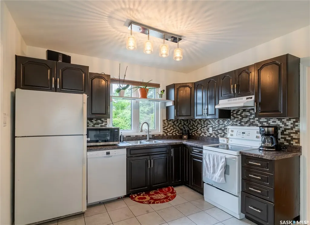 2112 York Avenue Saskatoon SK S7J 1H8