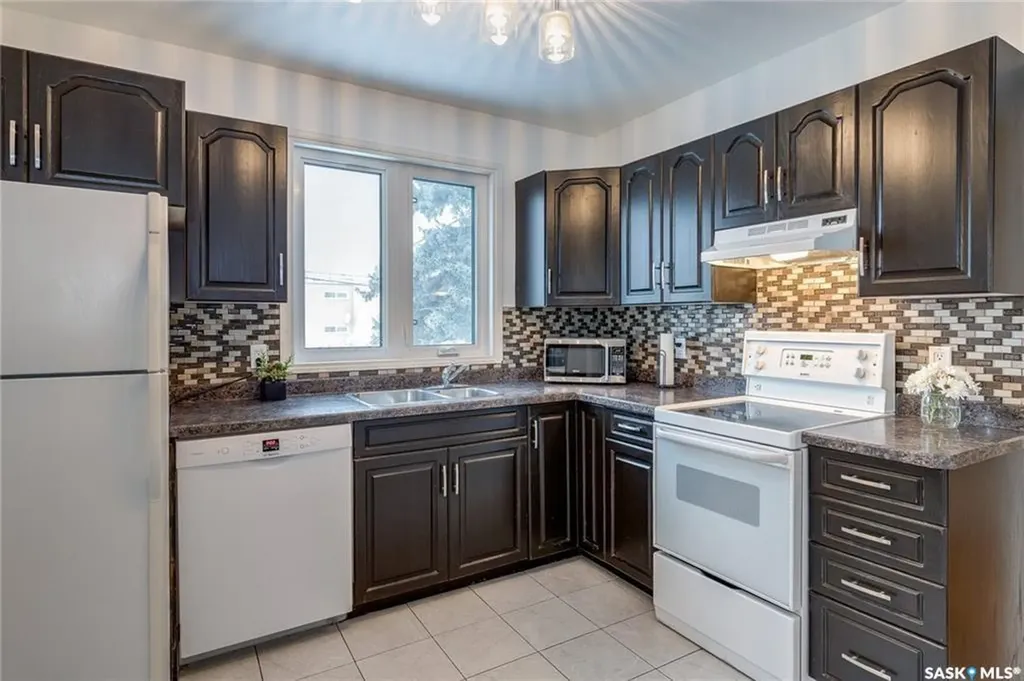 2112 York Avenue Saskatoon SK S7J 1H8
