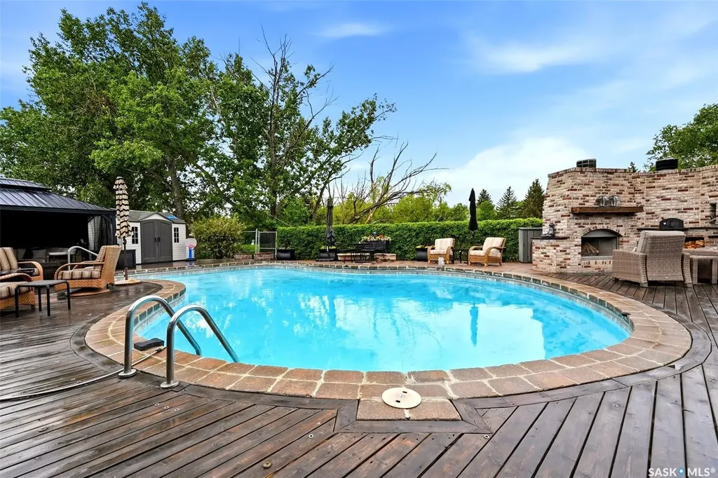 15 Parkwood Road Regina SK S4S 2Z8