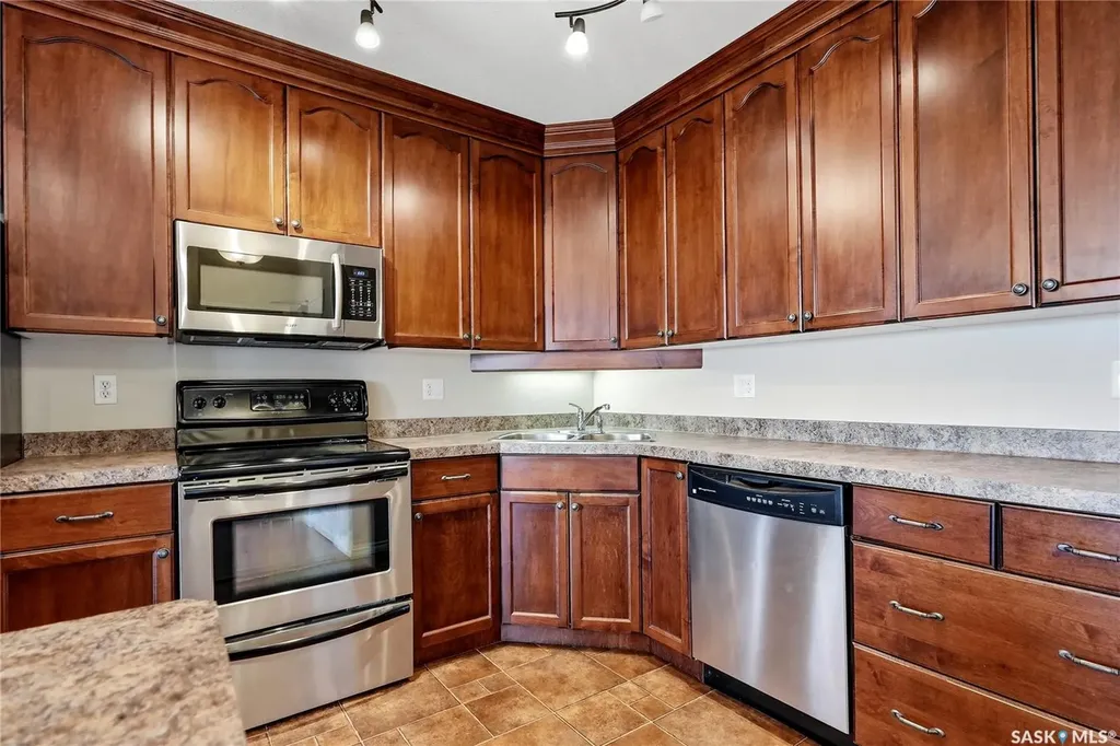 902 Spadina Crescent E Saskatoon SK S7K 0G8