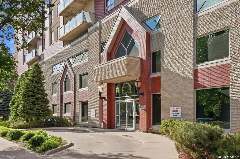 902 Spadina Crescent E Saskatoon SK S7K 0G8