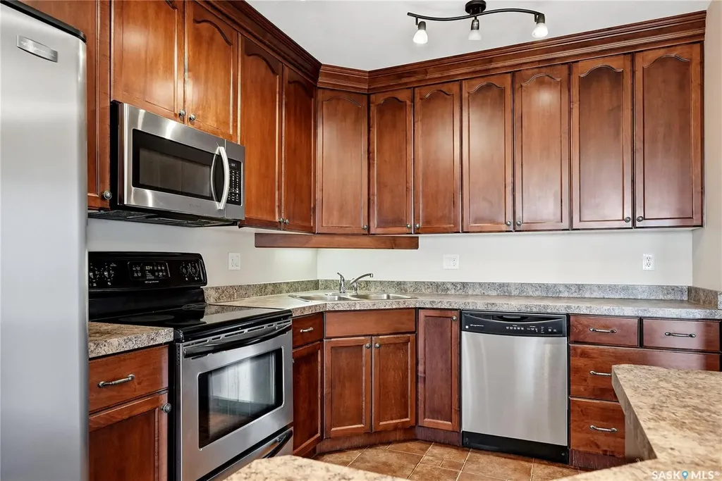 902 Spadina Crescent E Saskatoon SK S7K 0G8