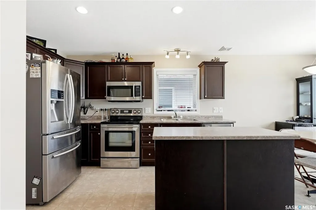 808 Glenview Cove Martensville SK S0K 0A2