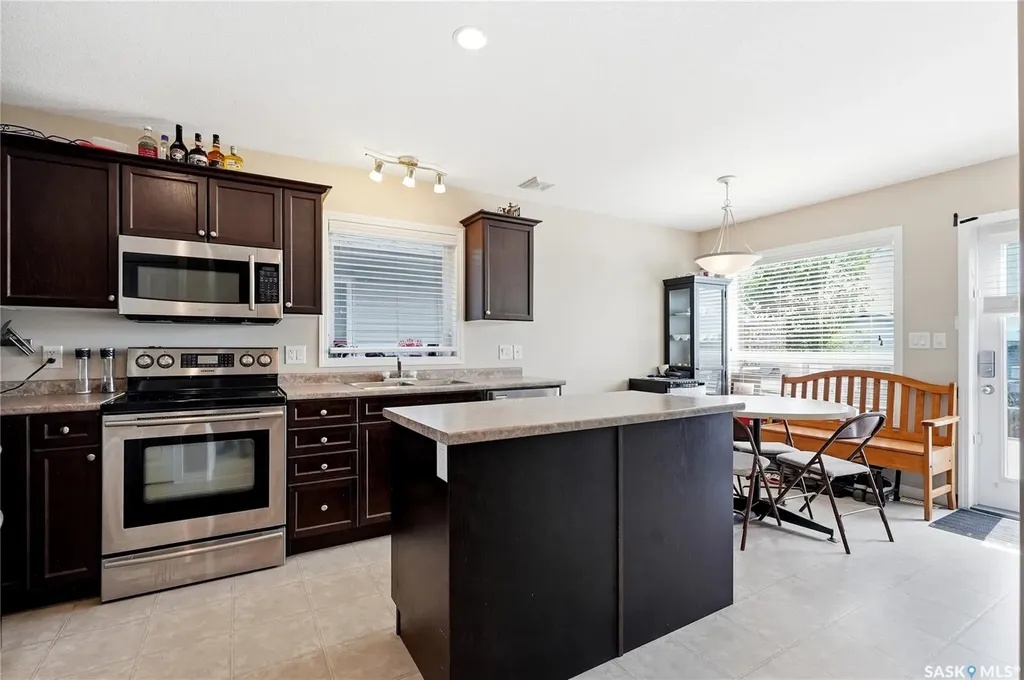 808 Glenview Cove Martensville SK S0K 0A2