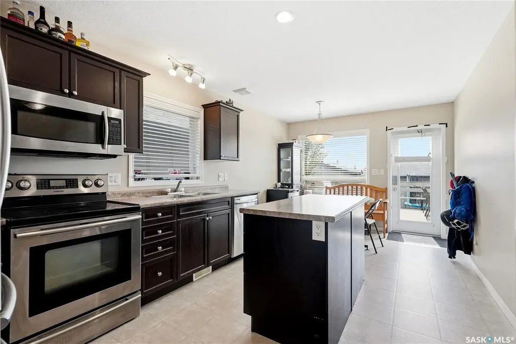808 Glenview Cove Martensville SK S0K 0A2