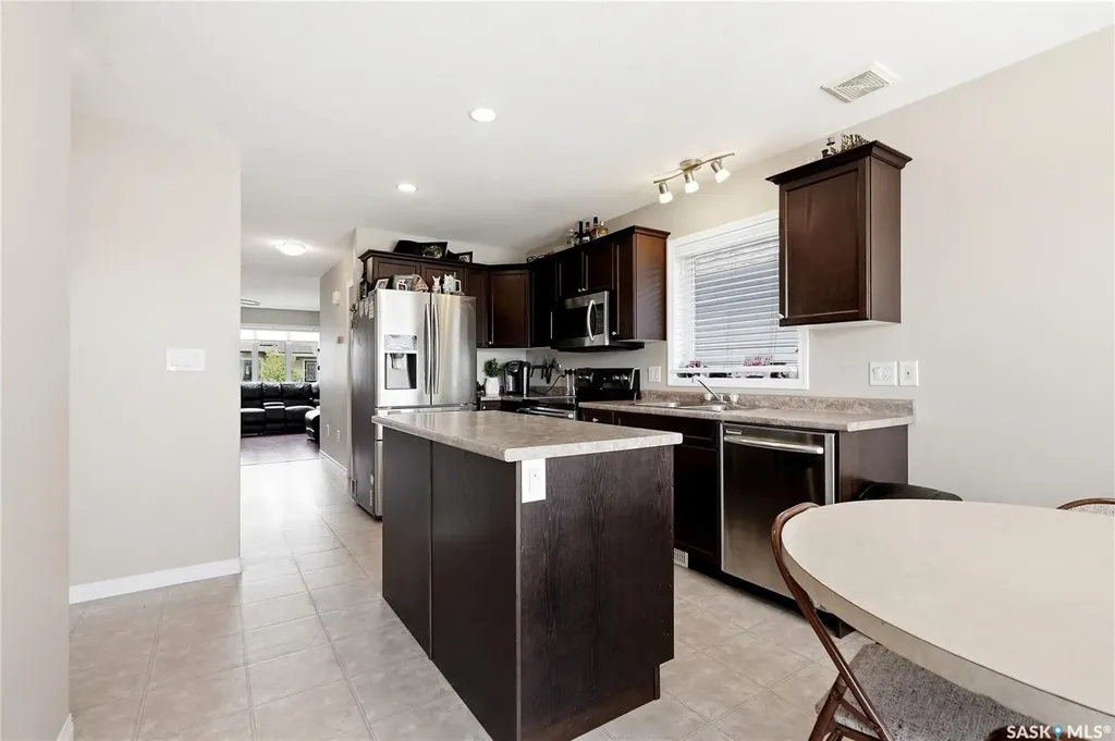 808 Glenview Cove Martensville SK S0K 0A2