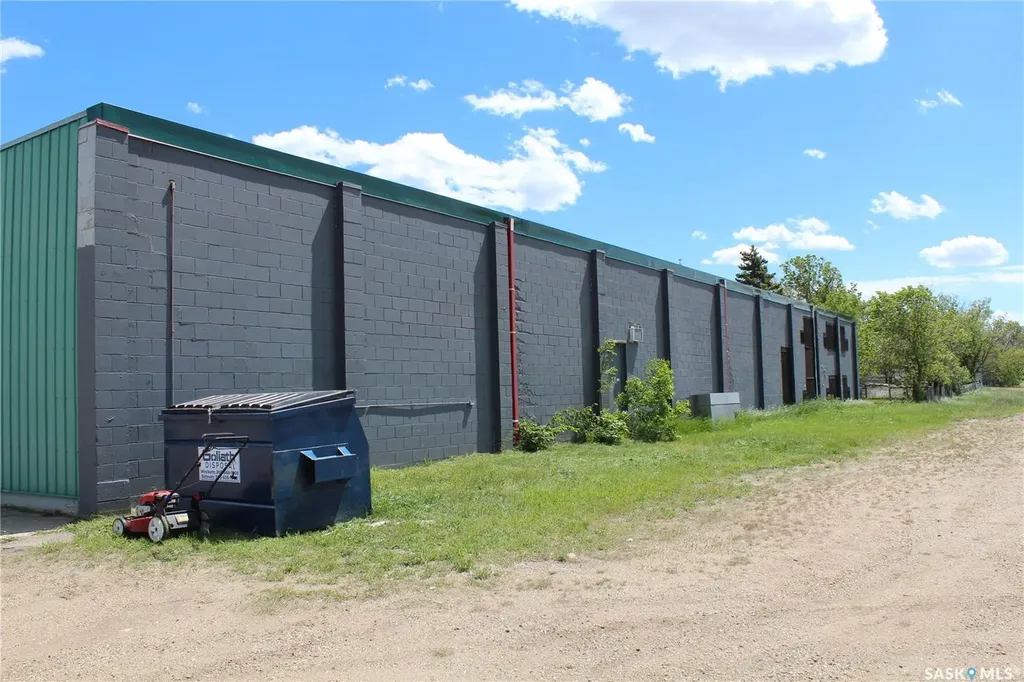 8 2nd Avenue SW Weyburn SK S4H 2J4