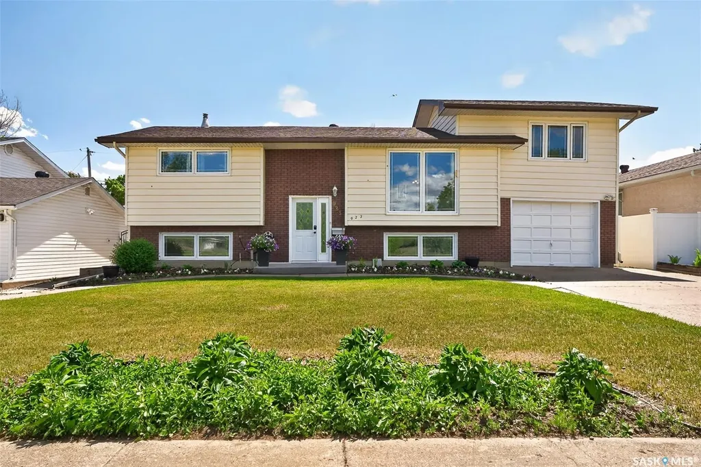 923 Laurier Street Moose Jaw SK S6H 2W5