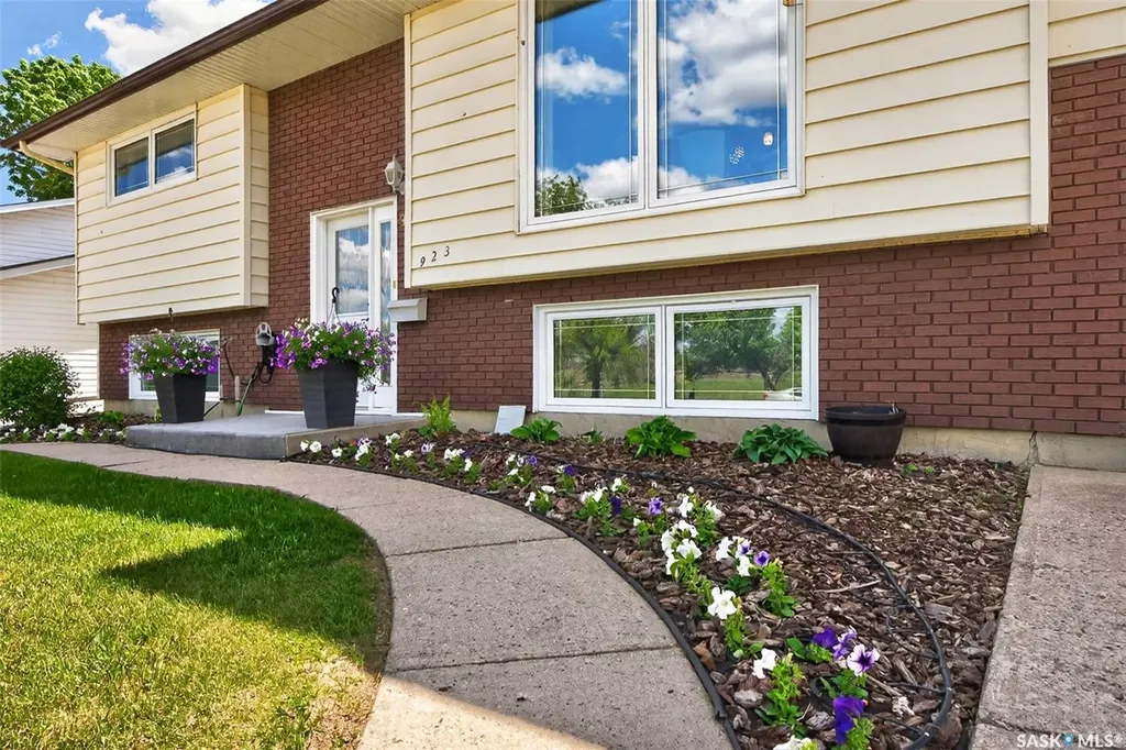 923 Laurier Street Moose Jaw SK S6H 2W5