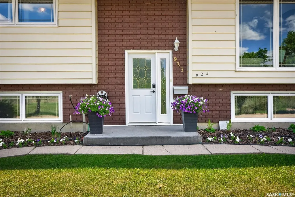923 Laurier Street Moose Jaw SK S6H 2W5