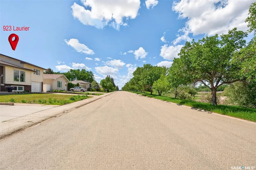 923 Laurier Street Moose Jaw SK S6H 2W5