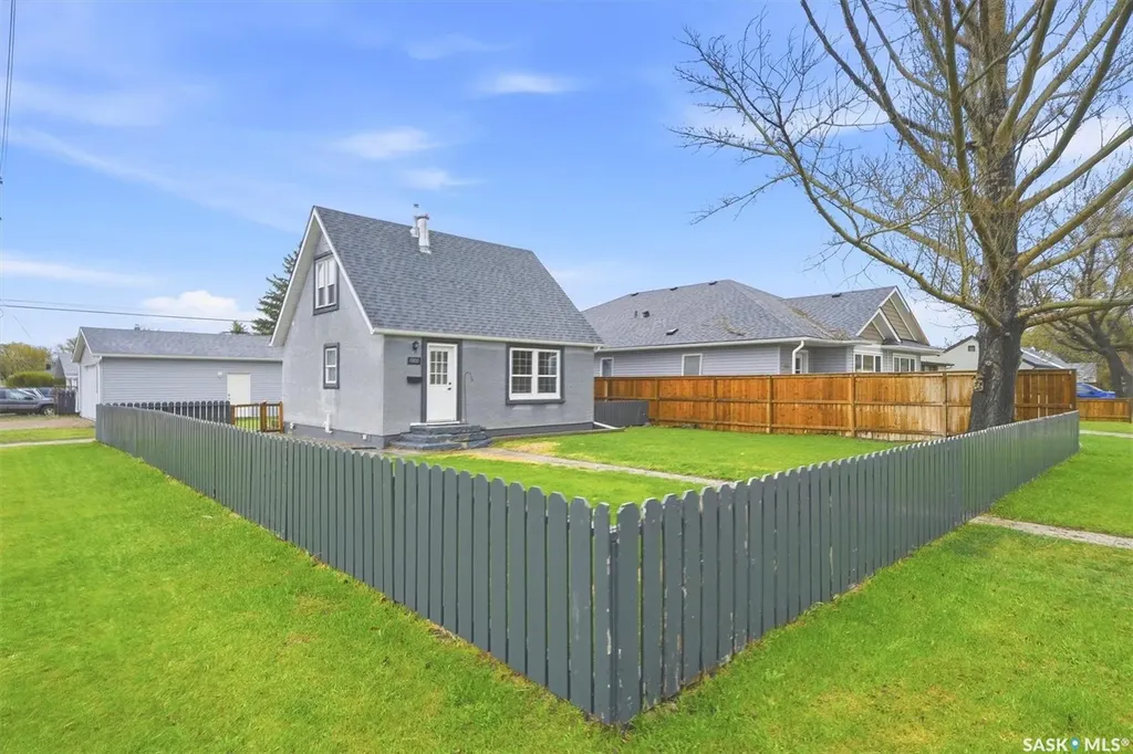 1002 O Avenue S Saskatoon SK S7M 2T2