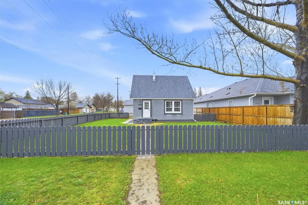1002 O Avenue S Saskatoon SK S7M 2T2