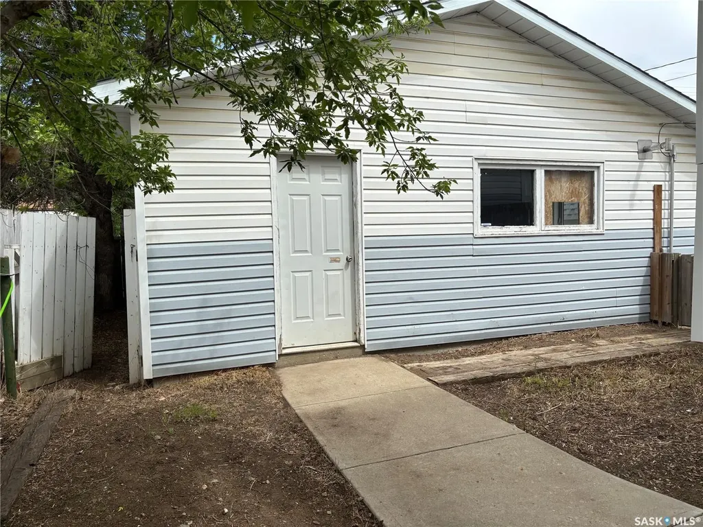 1012 Stadacona Street E Moose Jaw SK S6H 0K9