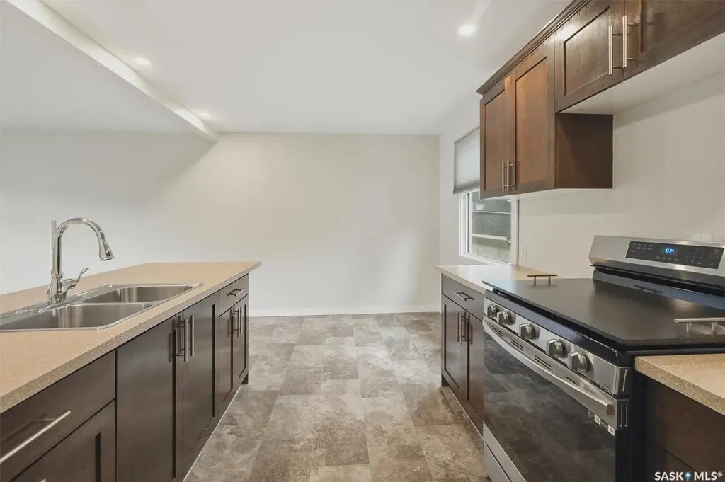 15 Selkirk Crescent Saskatoon SK S7L 4J4