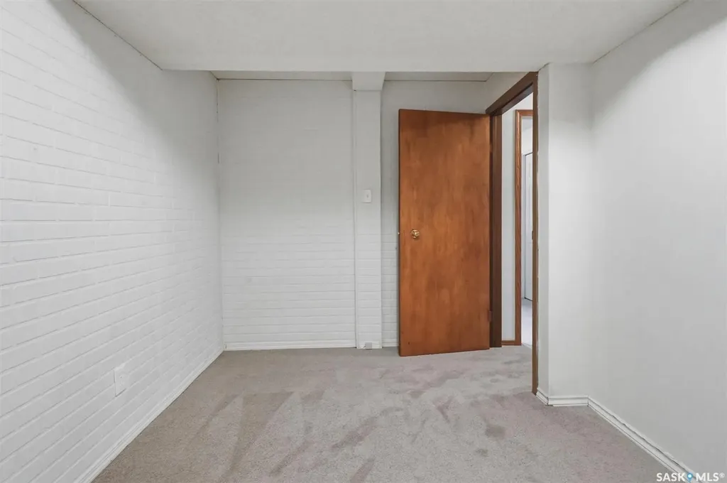 15 Selkirk Crescent Saskatoon SK S7L 4J4