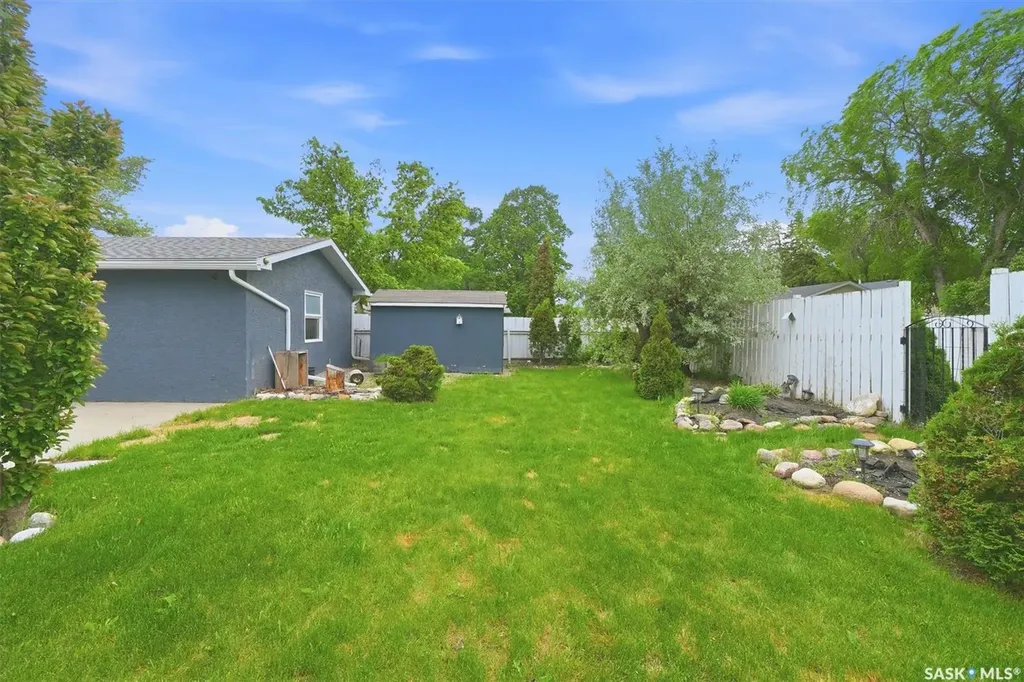 15 Selkirk Crescent Saskatoon SK S7L 4J4