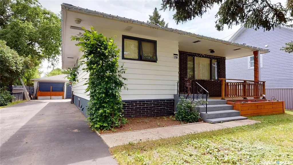 210 Cypress Street Maple Creek SK S0N 1N0