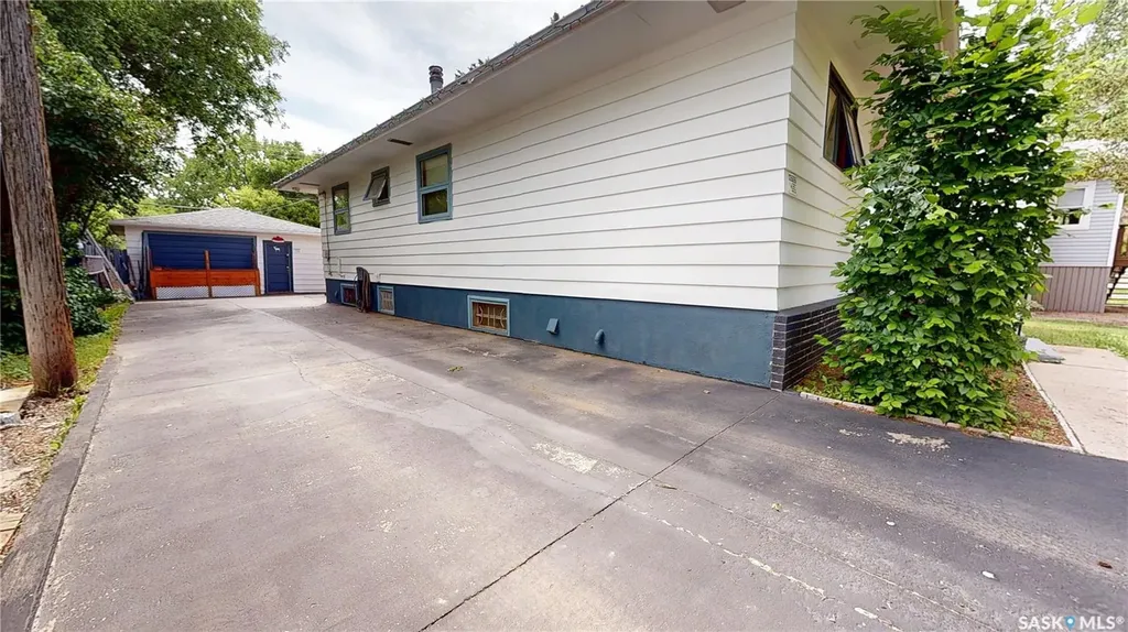 210 Cypress Street Maple Creek SK S0N 1N0