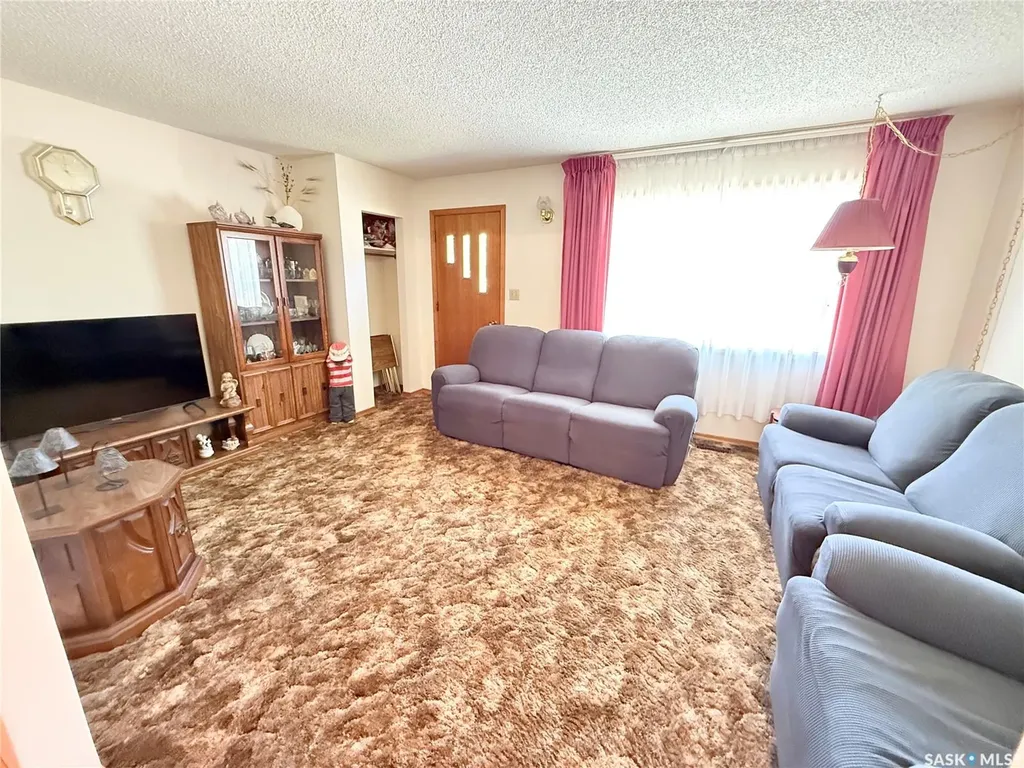 521 Elizabeth Street Weyburn SK S4H 1S5