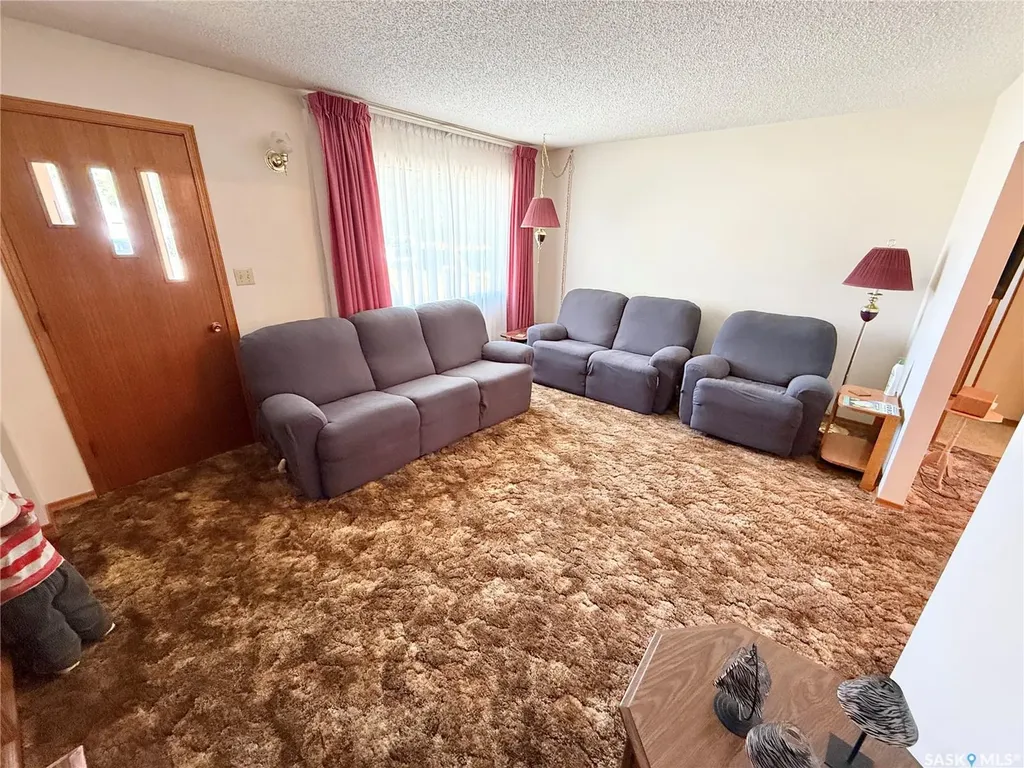 521 Elizabeth Street Weyburn SK S4H 1S5