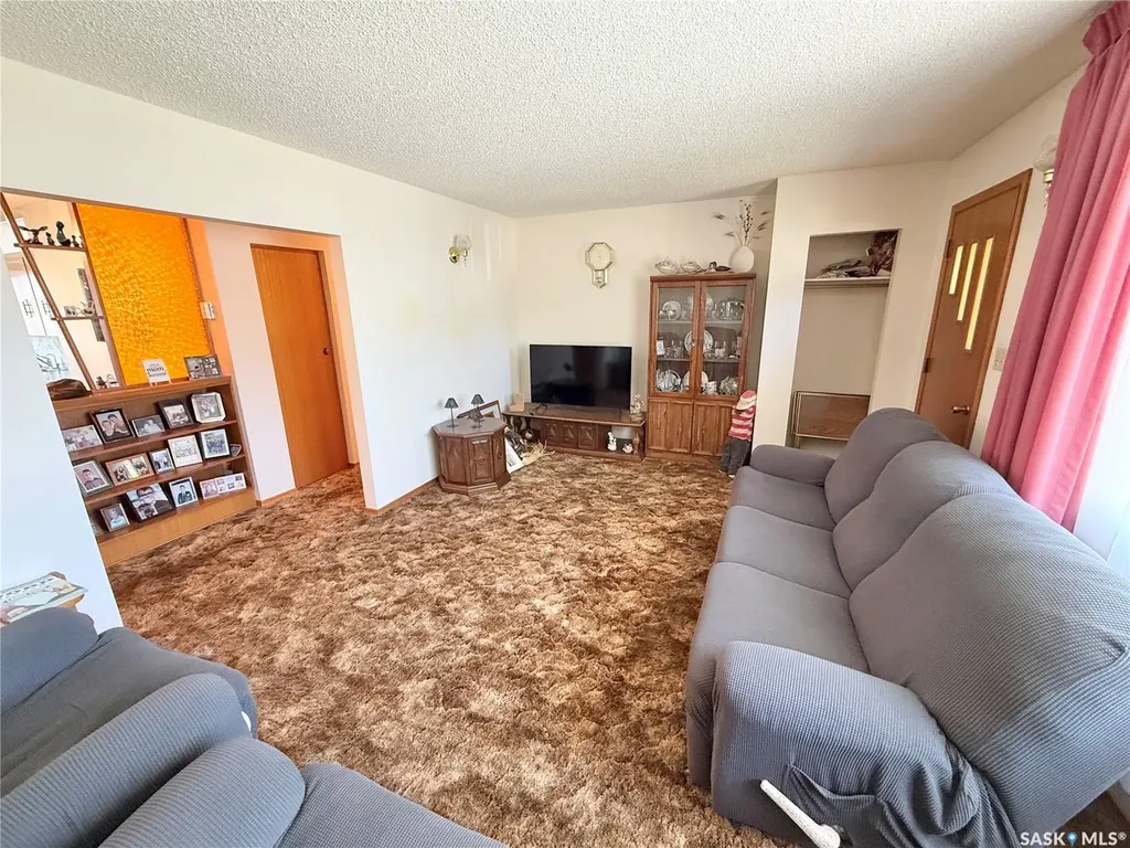 521 Elizabeth Street Weyburn SK S4H 1S5