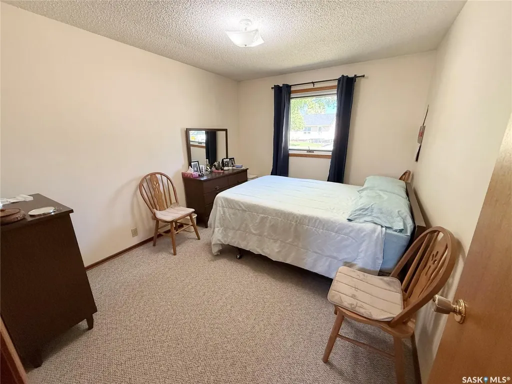 521 Elizabeth Street Weyburn SK S4H 1S5