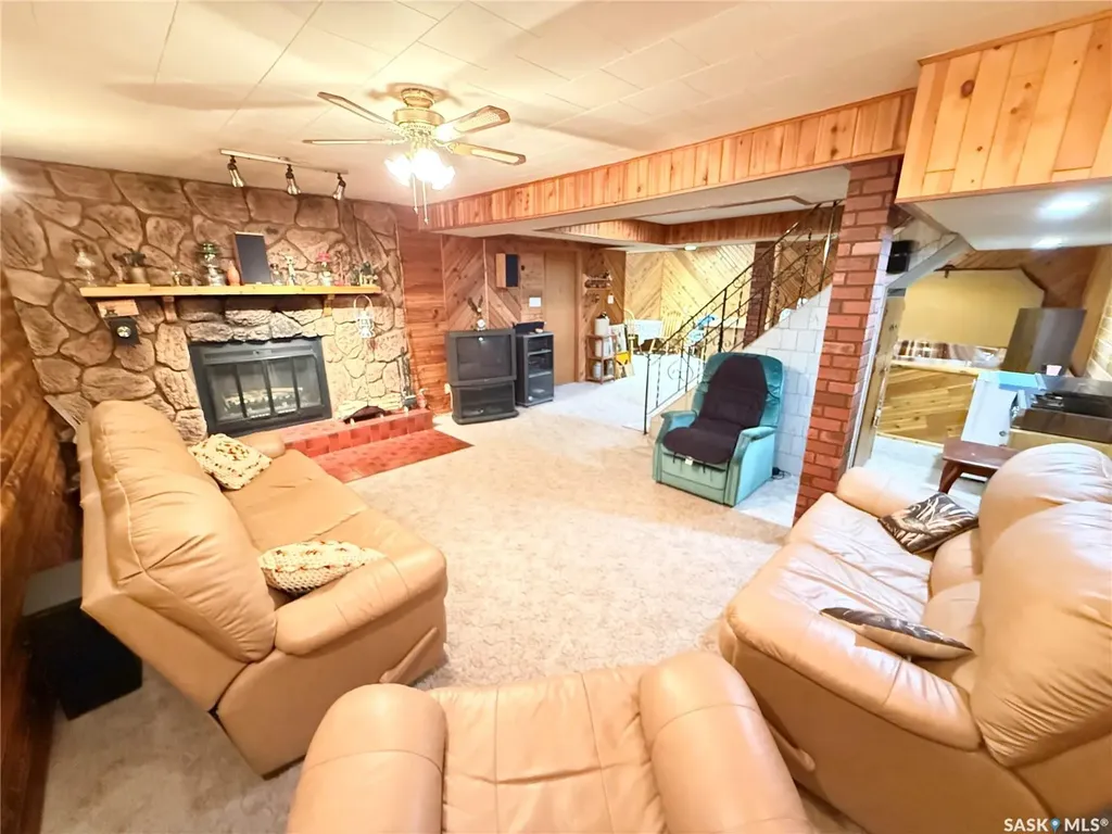 521 Elizabeth Street Weyburn SK S4H 1S5