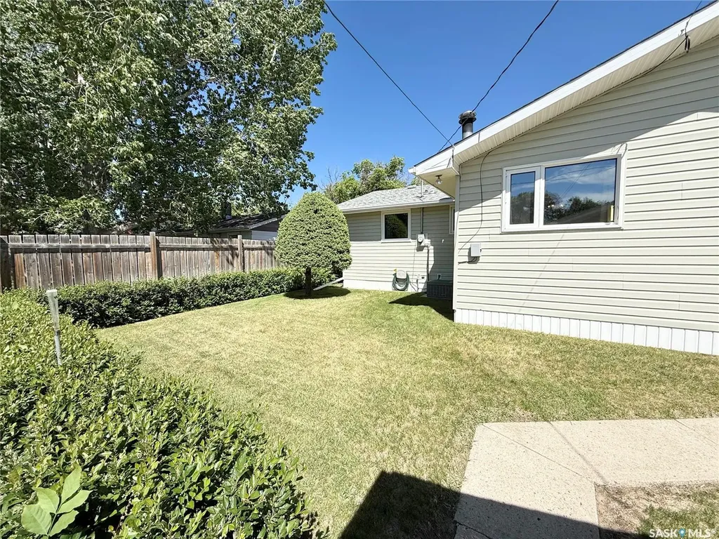 521 Elizabeth Street Weyburn SK S4H 1S5