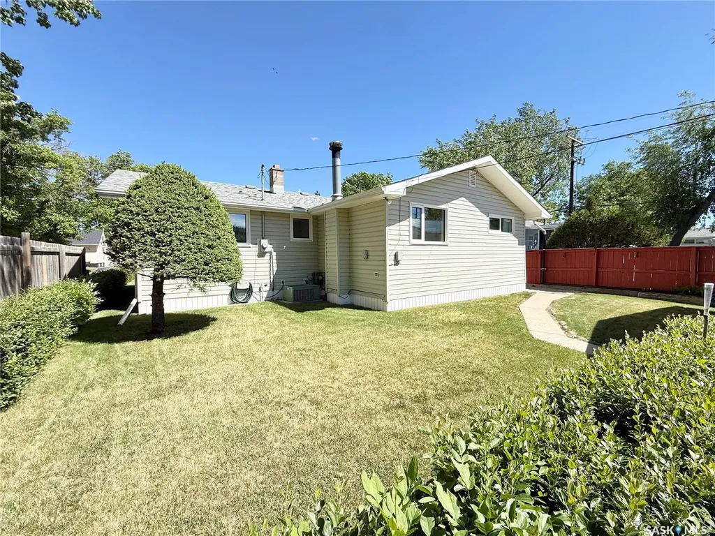 521 Elizabeth Street Weyburn SK S4H 1S5
