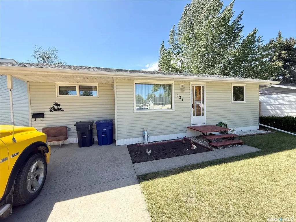 521 Elizabeth Street Weyburn SK S4H 1S5