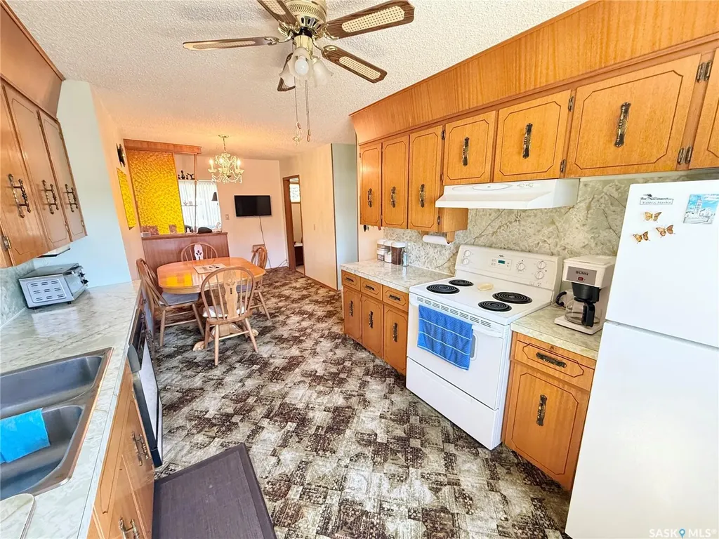 521 Elizabeth Street Weyburn SK S4H 1S5