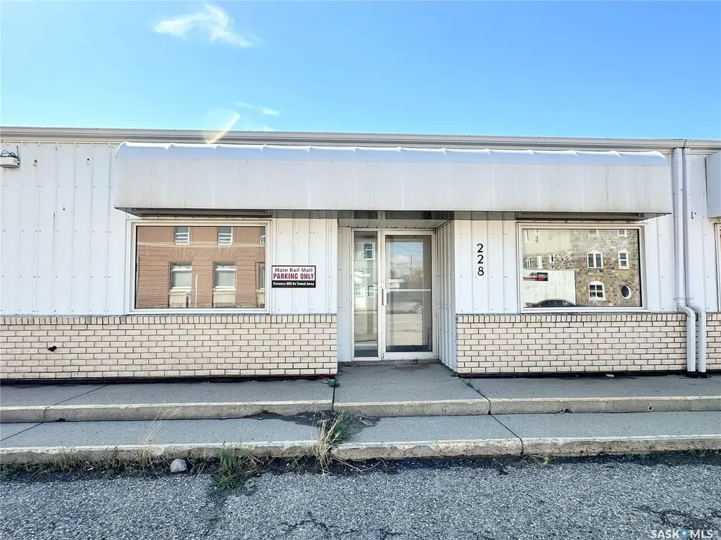 228 Railway Avenue Weyburn SK S4H 0A2