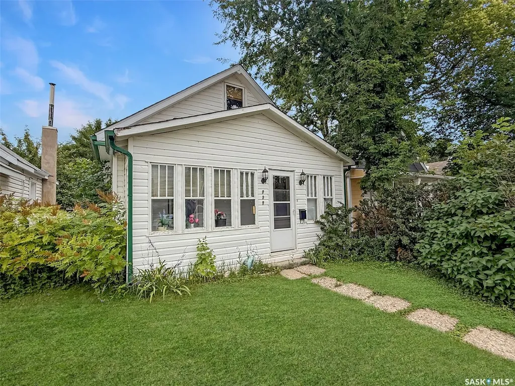 239 8th Avenue NE Swift Current SK S9H 2P5