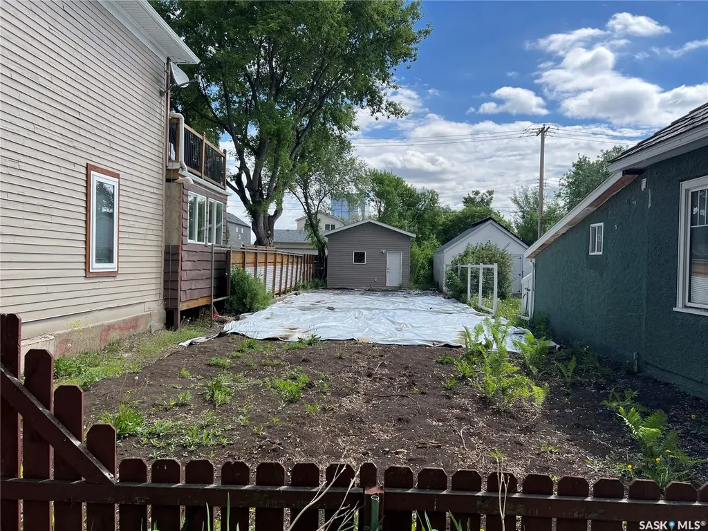 432 D Avenue S Saskatoon SK S7M 1R4