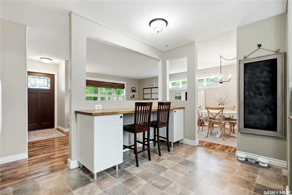 328 Carleton Drive Saskatoon SK S7H 4C1