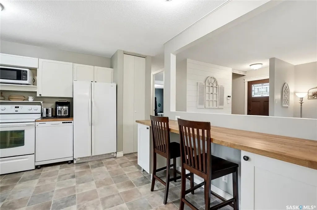 328 Carleton Drive Saskatoon SK S7H 4C1