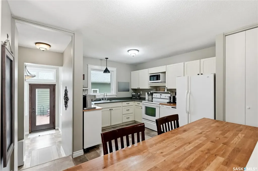 328 Carleton Drive Saskatoon SK S7H 4C1