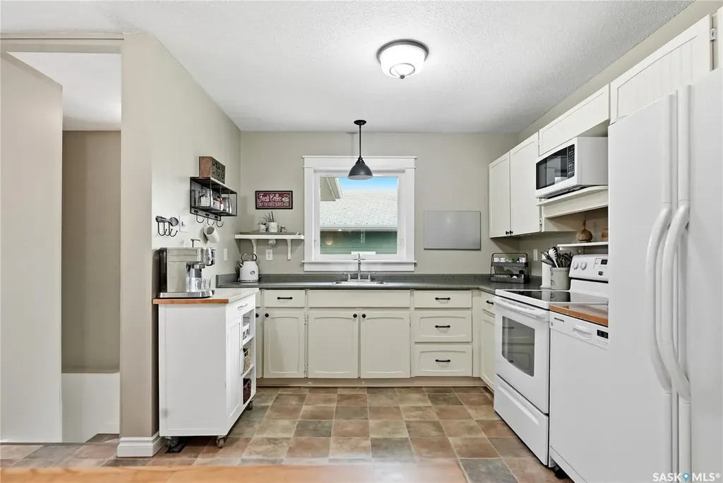 328 Carleton Drive Saskatoon SK S7H 4C1