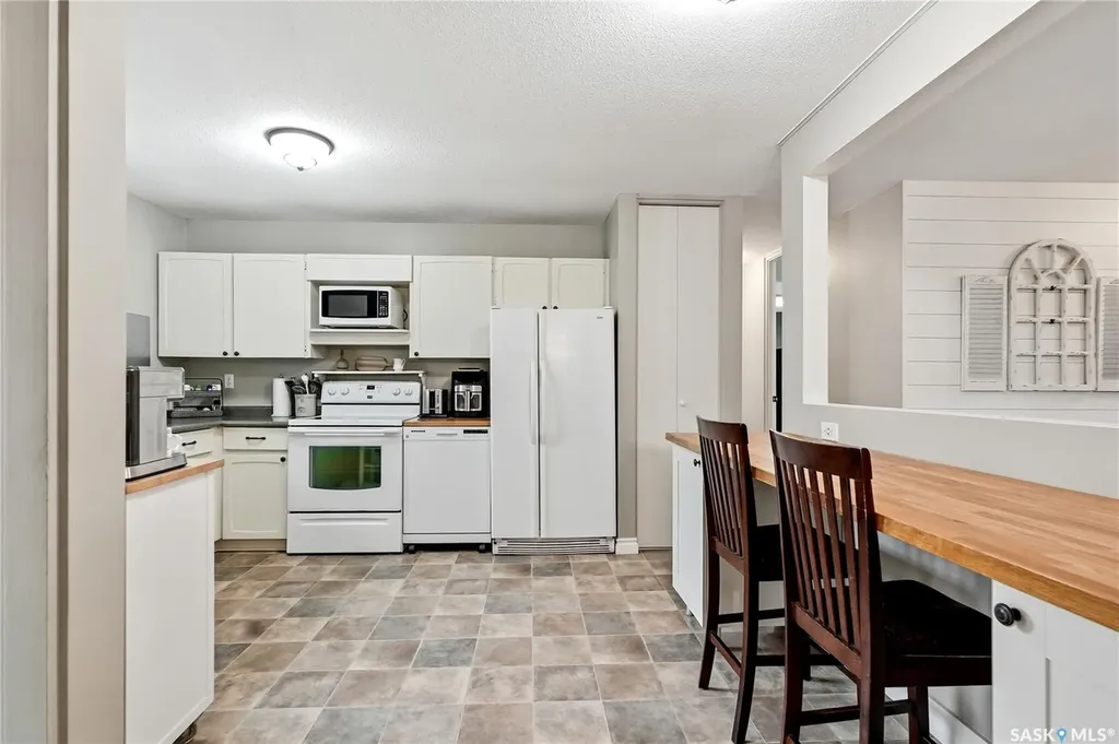328 Carleton Drive Saskatoon SK S7H 4C1