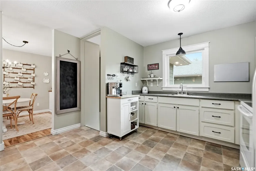 328 Carleton Drive Saskatoon SK S7H 4C1