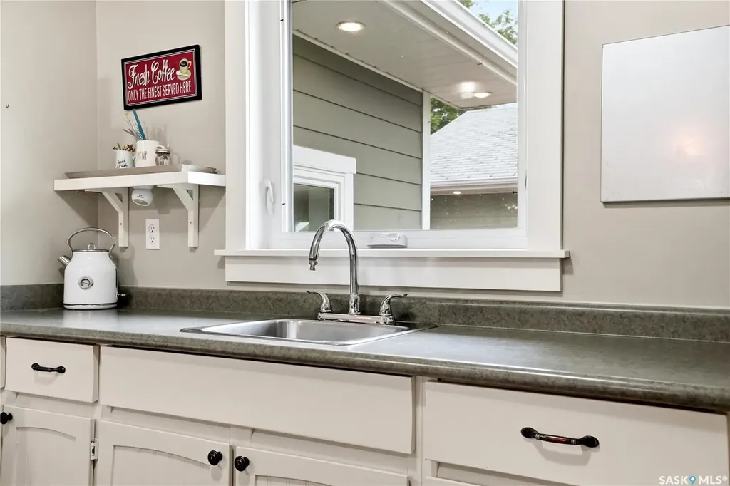 328 Carleton Drive Saskatoon SK S7H 4C1