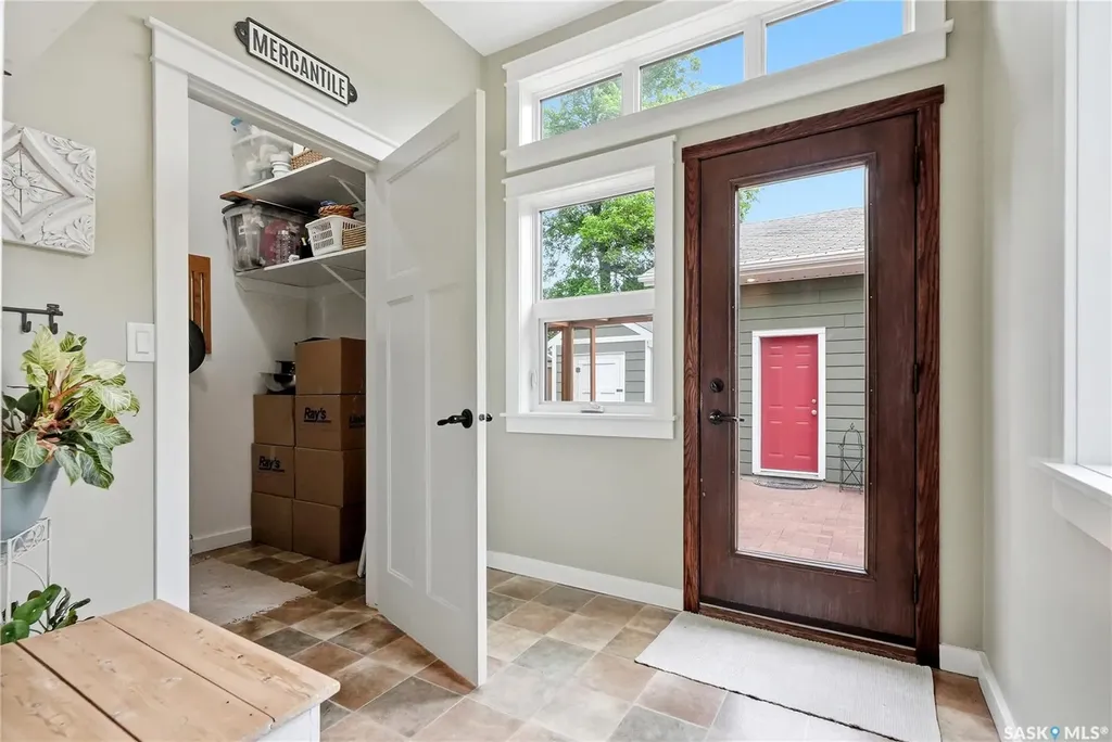 328 Carleton Drive Saskatoon SK S7H 4C1
