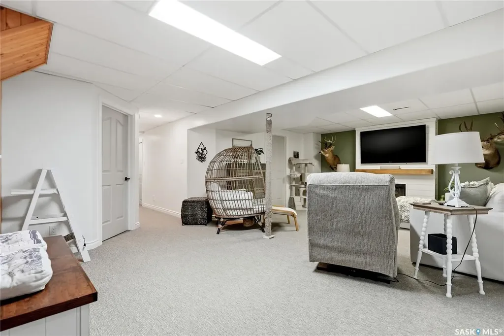 328 Carleton Drive Saskatoon SK S7H 4C1